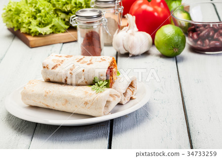 mexican burritos wraps with mincemeat-圖庫照片 [3