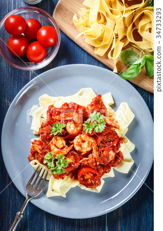 Pappardelle pasta with shrimp, tomatoes and herbs 34733293