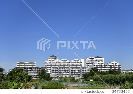 High-rise houses under fine weather High-rise houses under fine weather 34733493