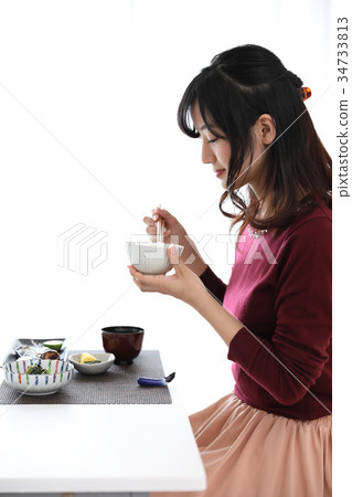 一個年輕的女人做飯 34733813