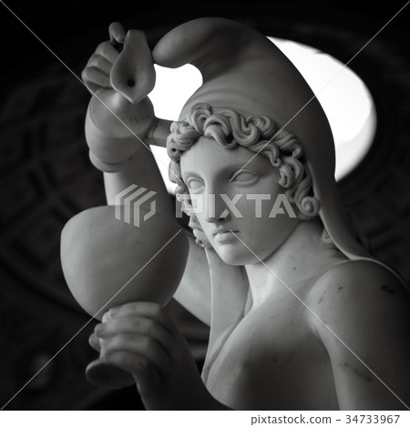 Head and shoulders detail of the ancient sculpture 34733967