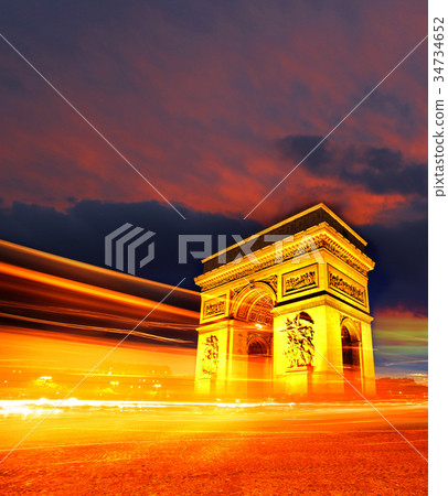 Famous Arc de Triomphe at night in Paris, France 34734652