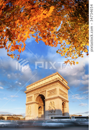 Famous Arc de Triomphe in autumn, Paris, France 34734654