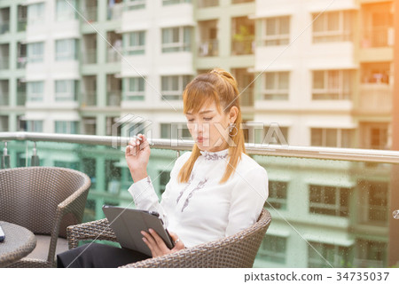 Senior asian businesswoman working in modern office 34735037