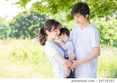 3 people in Japanese family 34735583