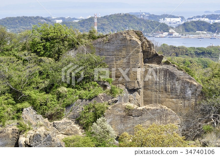 新鮮的綠色Mt. Takatori和Yokosuka Nagaura Port的遠景 新鮮的綠色Mt. Takatori和Yokosuka Nagaura Port的遠景 34740106