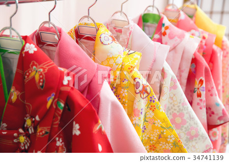 A row of seventy-five kimonos 34741139