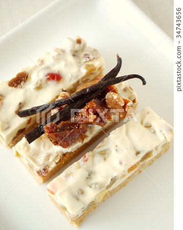 Dried fruit rare cheese bar (high angle) Dried fruit rare cheese bar (high angle) 34743656