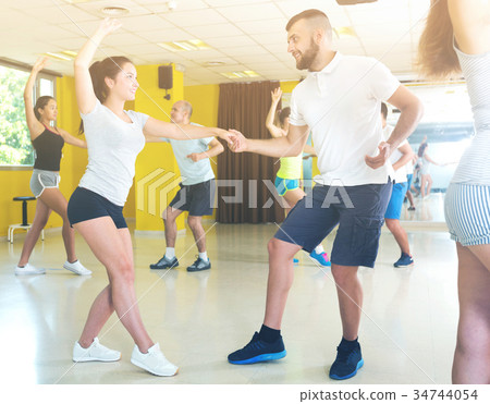 People dancing lindy hop in pairs 34744054