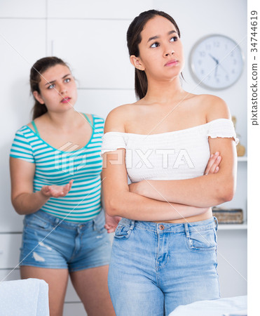 Girls finding out relationship at home 34744619