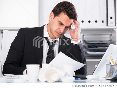 Businessman working in hot office 34747207