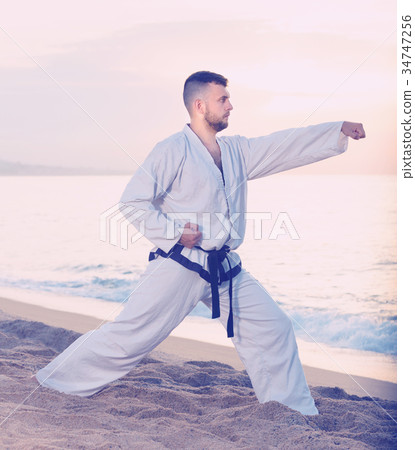 Young male is training the Kokutsu-dachi stance 34747256
