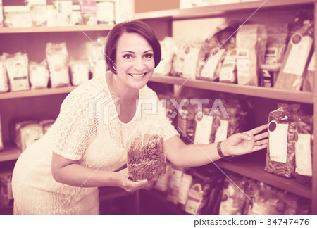 customer holding with macaroni package 34747476