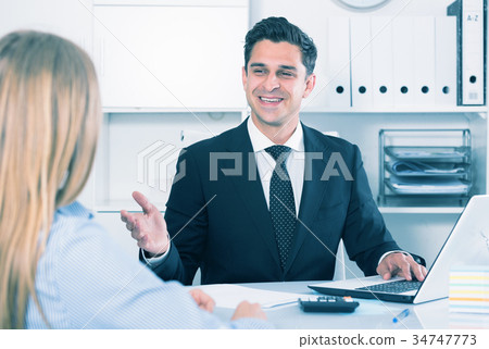 Colleagues having discussion 34747773