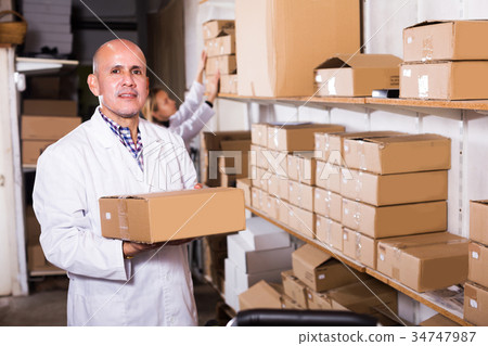 Couple transporting cart cardboard cases 34747987