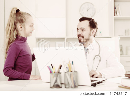 Male doctor and little girl 34748247