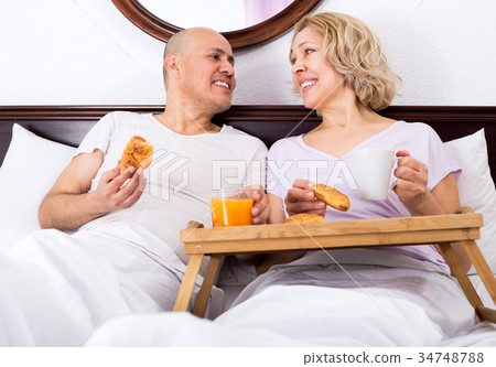 Couple having breakfast in bed 34748788