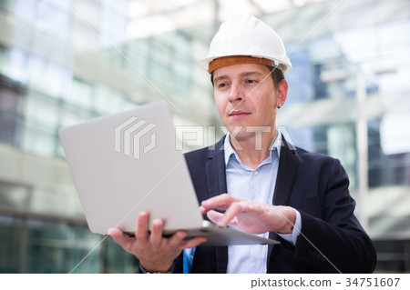 Cheerful male talking about work at the laptop 34751607