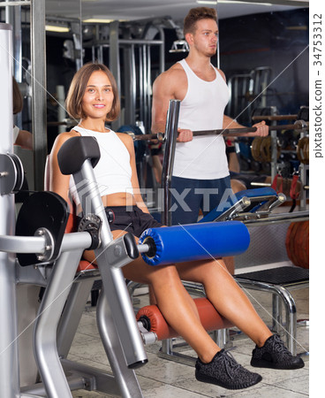 Woman training quadriceps muscles Woman training quadriceps muscles 34753312