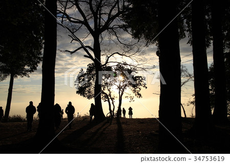 People waiting for the morning sun People waiting for the morning sun 34753619
