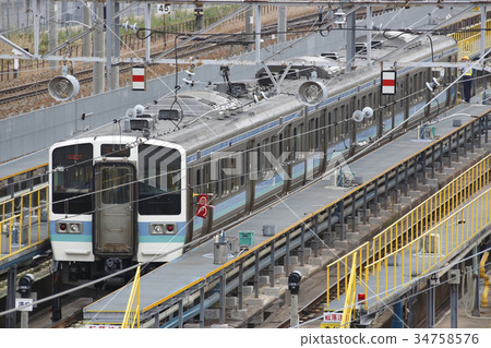 Shinonoi Line 211 series trains in detention in northern Nagano 34758576
