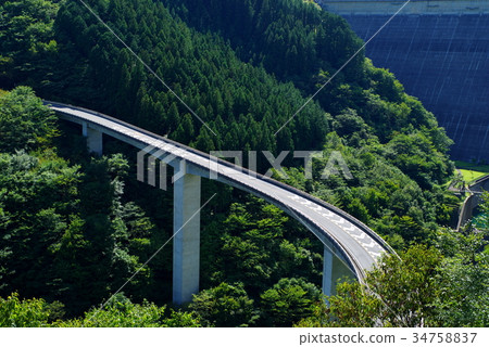 在大壩Oku Chichibu Lightning Den Rokugi Bridge a-1下的橋樑 34758837
