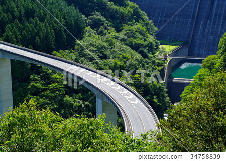 在大壩Oku Chichibu Lightning Den Rokugi Bridge a-2下的橋樑 在大壩Oku Chichibu Lightning Den Rokugi Bridge a-2下的橋樑 34758839