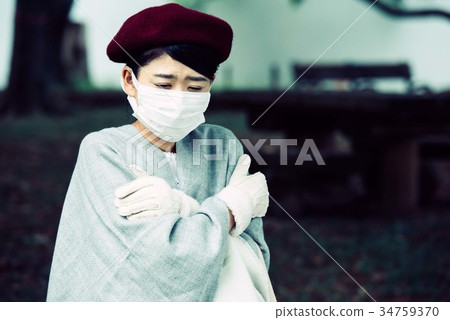 Woman gloves with mask shivering in the cold 34759370