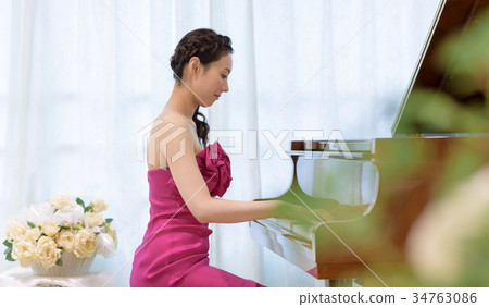 一個女人彈鋼琴 34763086