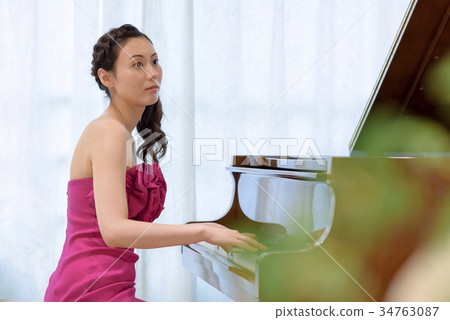 一個女人彈鋼琴 34763087