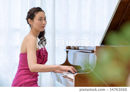 一個女人彈鋼琴 34763088