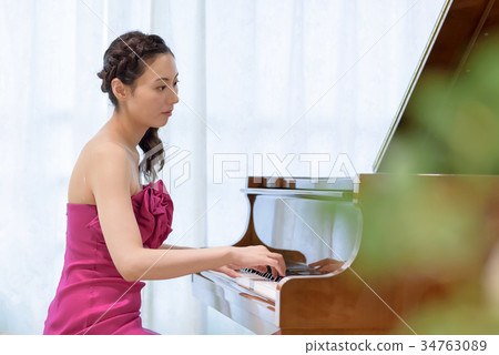 一個女人彈鋼琴 34763089