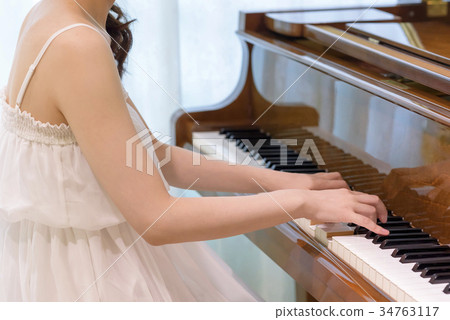 一個女人彈鋼琴 一個女人彈鋼琴 34763117