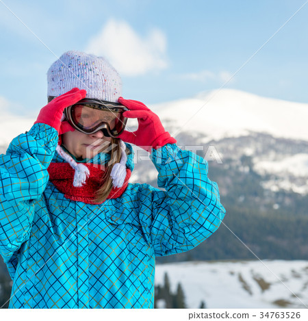 Portraite of sport woman in snowy mountains 34763526