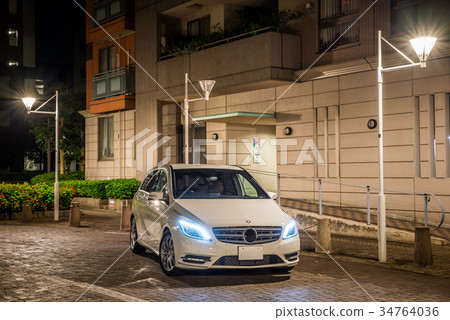 都市風景在與白色汽車的晚上 34764036