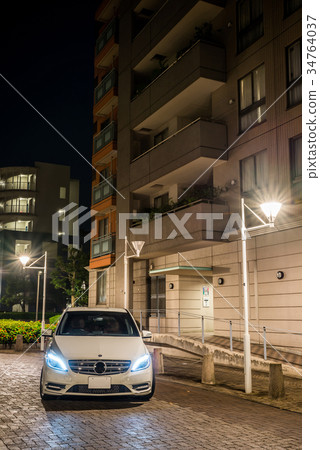 都市風景在與白色汽車的晚上 34764037
