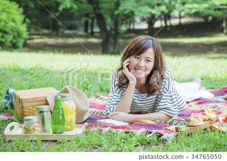 Picnic female leisure park lunch Picnic female leisure park lunch 34765050