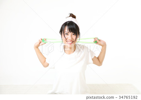 使用鍛煉訓練管的少婦在屋子裡 使用鍛煉訓練管的少婦在屋子裡 34765192