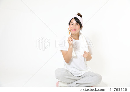 Young woman oral care brushing teeth Young woman oral care brushing teeth 34765526