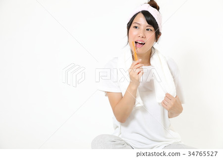 Young woman oral care brushing teeth Young woman oral care brushing teeth 34765527