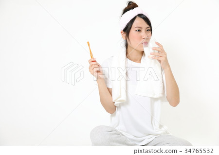 Young woman oral care brushing teeth Young woman oral care brushing teeth 34765532