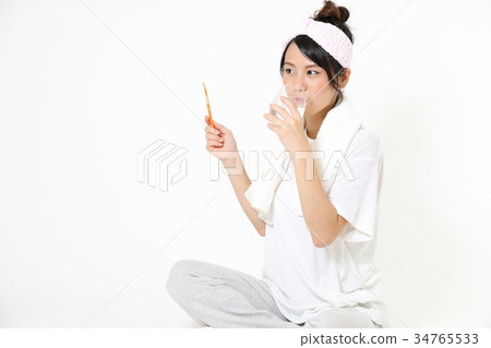 Young woman oral care brushing teeth Young woman oral care brushing teeth 34765533