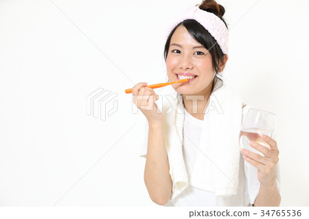 Young woman oral care brushing teeth 34765536