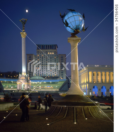 Illuminated monuments on Nezalezhnosti square 34766408