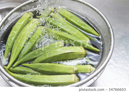 Wash the okra 34766603