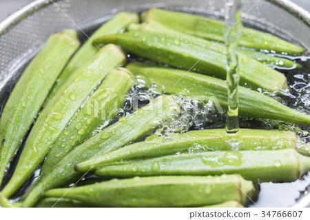 Wash the okra 34766607