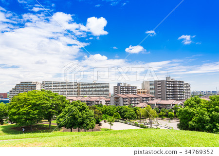 Residential area where the blue sky spreads 34769352