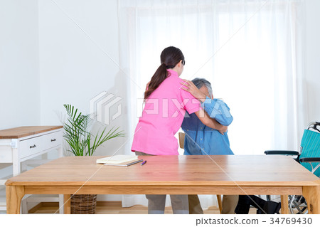 幫助老人的女性護工老人護理日託中心輪椅 幫助老人的女性護工老人護理日託中心輪椅 34769430