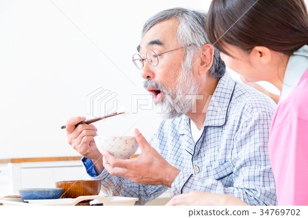 年輕看護者和祖父享受膳食對話協助營養管理療養院日託中心 34769702