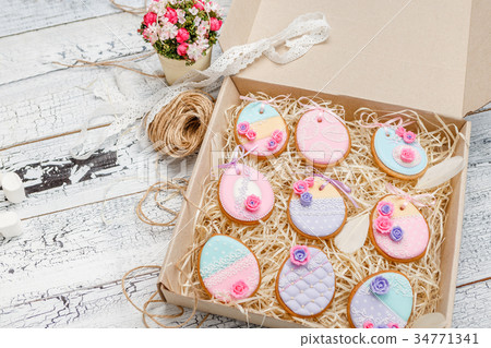 Beautiful glazed Easter cookies 34771341